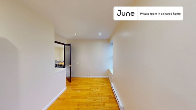 Building Photo - Private bedroom in 4 bed/1 bath Home