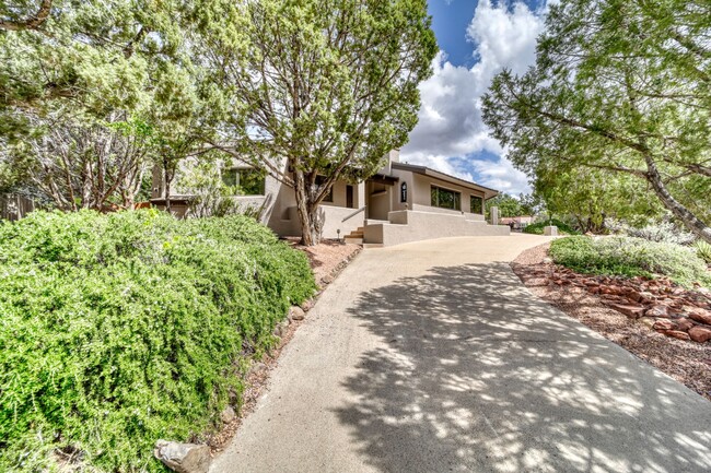 Building Photo - Beauty on Bowstring Drive