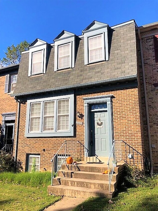 Primary Photo - Charming 4 Bedroom 2.5 Bathroom Brick Town...