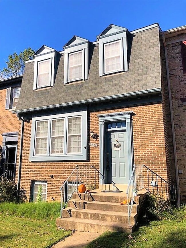 Charming 4 Bedroom 2.5 Bathroom Brick Town... - Charming 4 Bedroom 2.5 Bathroom Brick Town... House