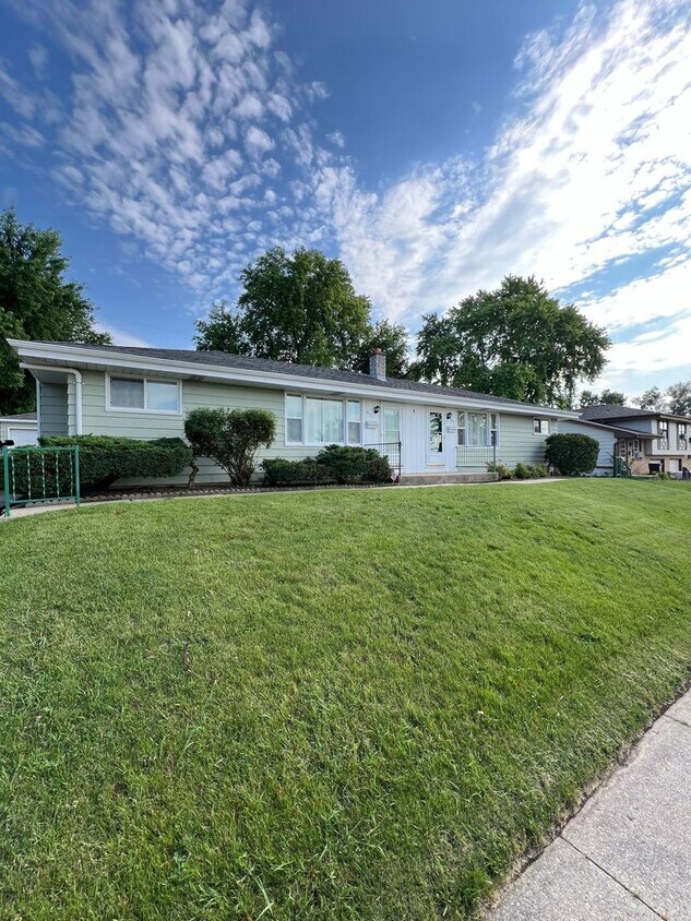 419421 Freeman St Unit 419 Left side, Waukesha, WI 53189 Room for Rent in Waukesha, WI