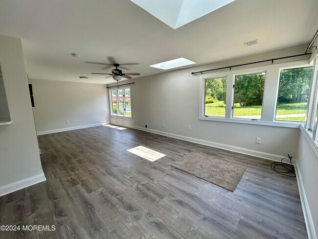 Foto del edificio - 102 Northrup Dr