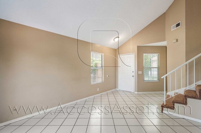 Building Photo - Charming and Bright Three-Bedroom Haven on Comotilo