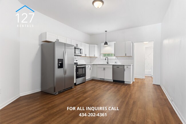 Foto del edificio - Spacious 2-Bedroom Apartment with Modern Updates and Off-Street Parking