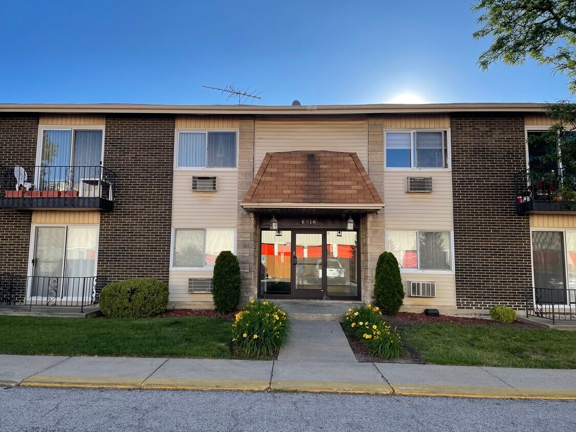 Primary Photo - 8816 N Western Ave