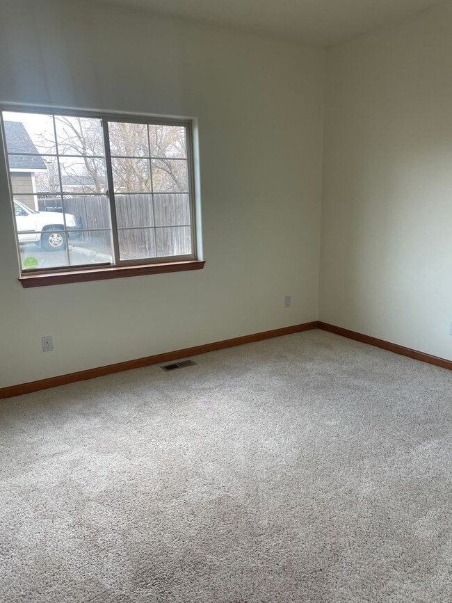 Building Photo - Spacious east side home