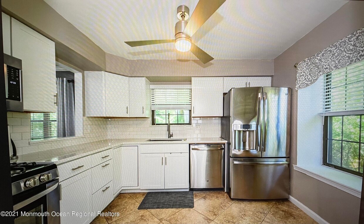 24 Balmoral Ct, Matawan, NJ 07747 Condo for Rent in Matawan, NJ