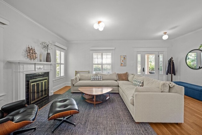 Building Photo - Stunning Historic 4-bedroom home in W Trin...