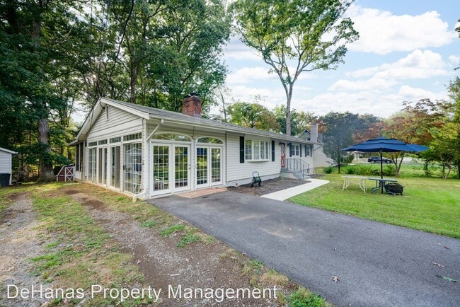 Building Photo - 3 br, 1.5 bath House - 3095 Jenkins Ln