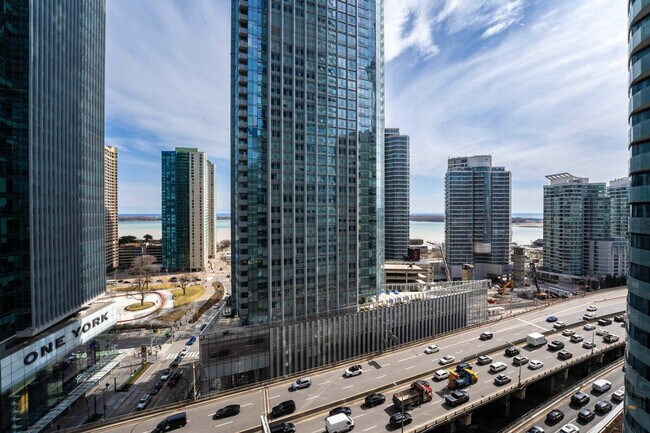 Building Photo - 19 Grand Trunk Crescent