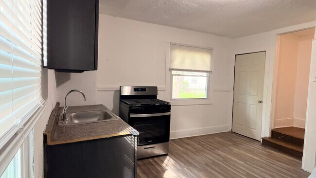 Foto del edificio - 1601 Holyrood Rd