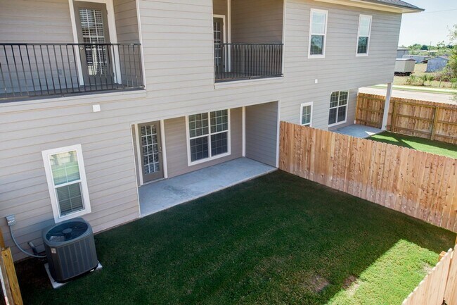 Building Photo - Available August 2025! 3 Bed/ 3.5 Bath Rev...