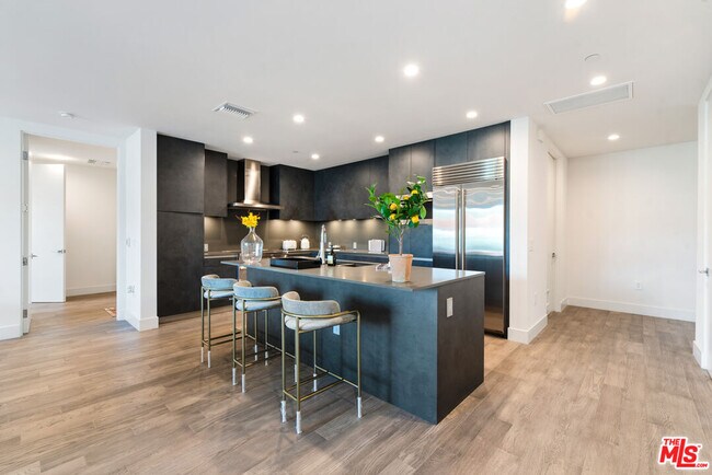 Foto del edificio - 728 N Sweetzer Ave