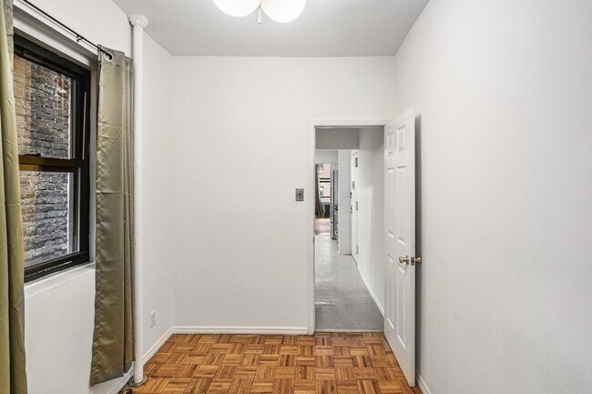 Building Photo - Twin room in 2-bed/1.0-bath Home