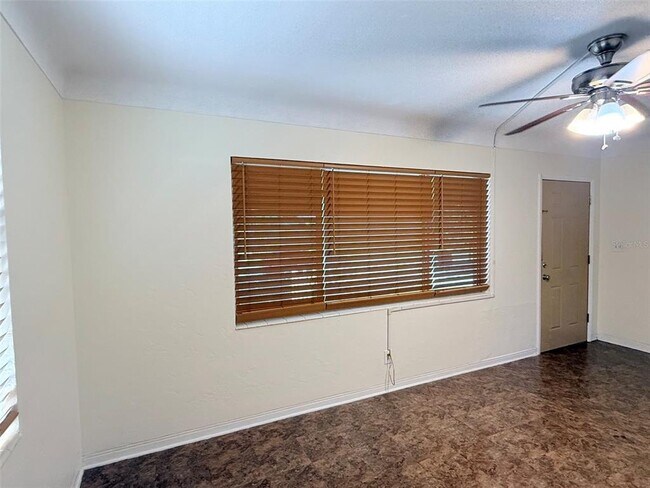 Foto del edificio - 5541 Lown St N