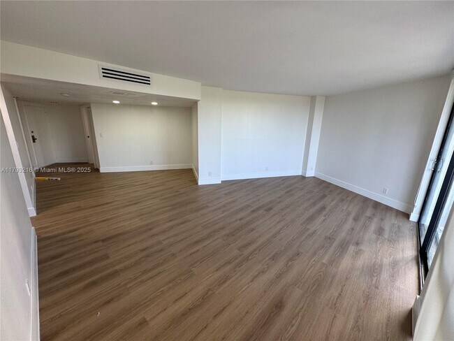 Foto del edificio - 3475 N Country Club Dr