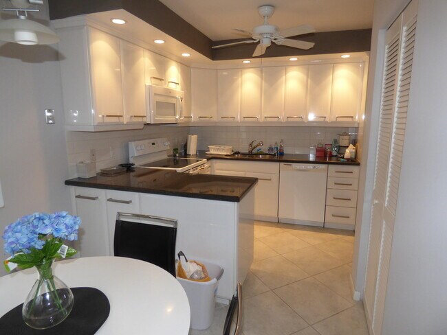 Building Photo - 5172 Fountains Dr S
