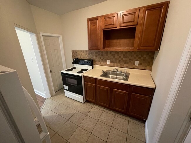 Building Photo - 2 BED 1 BATH HOME FOR RENT
