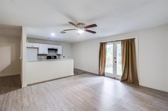 Building Photo - 546 N San Dario Ave