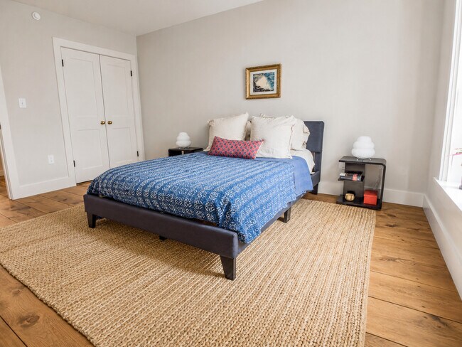Dormitorio con suelos de tablones anchos - The Granite Building
