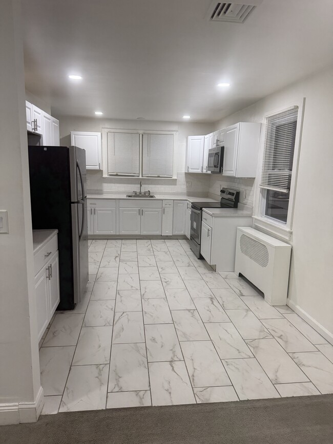 Building Photo - 245 Hayes St