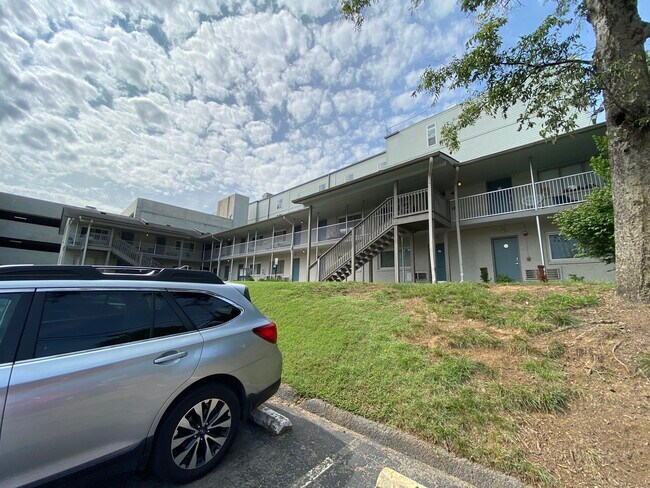 Foto del edificio - 803 Hillview Hts