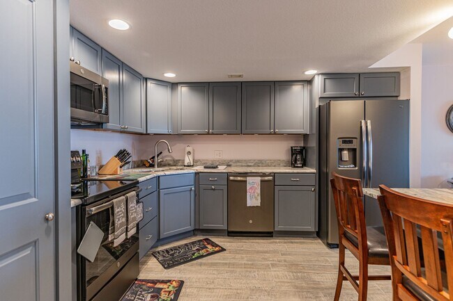 Foto del edificio - BEAUTIFUL 2 BEDROOM 2 BATHROOM CONDO NEAR CLEARWATER BEACH!