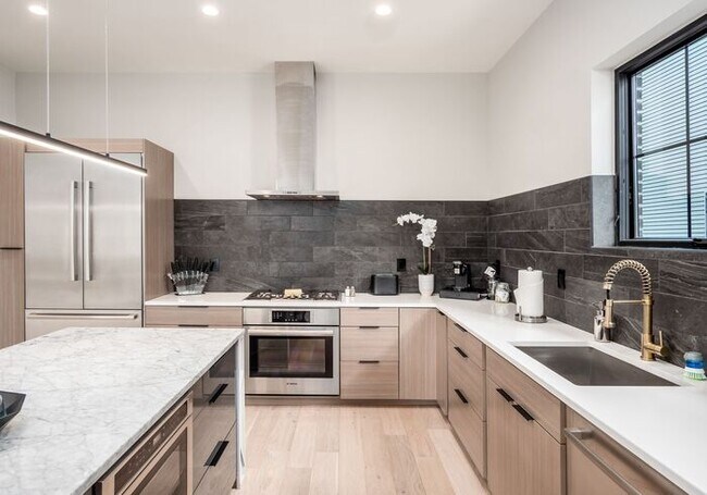 Kitchen - 460 South Ln