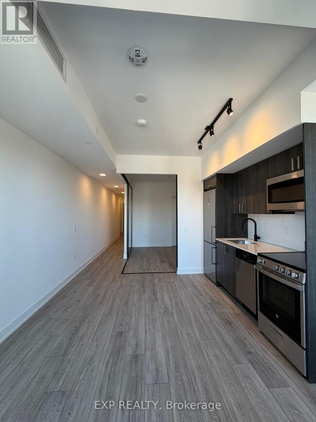 Building Photo - 758 Dovercourt Rd