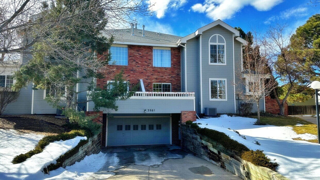 Primary Photo - Quiet Colorful End Unit 3 Bed 2 Bath Townh...