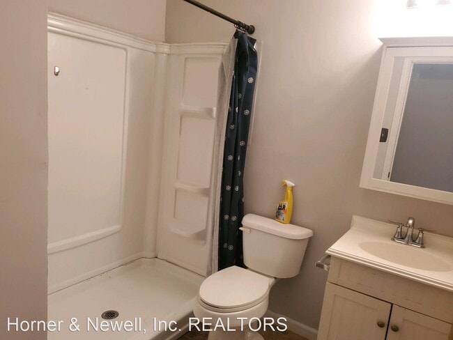 Building Photo - 3 br, 1 bath House - 201 East 4th Street