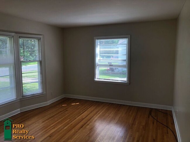 Building Photo - 3 Bedroom Home with Large Fenced in Yard