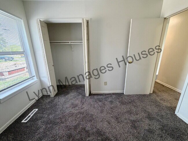 Foto del edificio - Main Level Three Bedroom Now Ready!