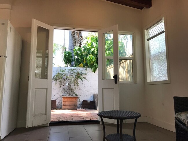 Building Photo - Charming 2-Bed, 1-Bath Apartment with Priv...