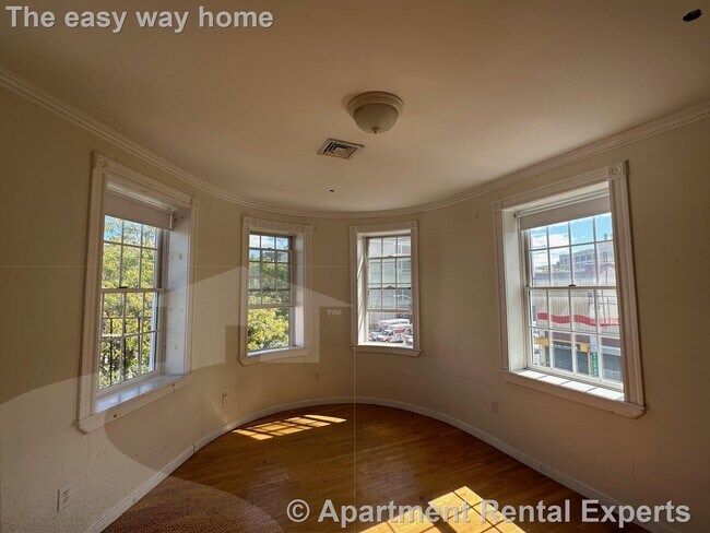 Foto del edificio - 4 Bishop Allen Dr