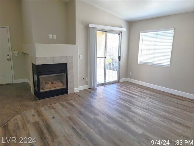 Foto del edificio - UPGRADED SECOND-FLOOR UNIT IN SUNRISE MANOR