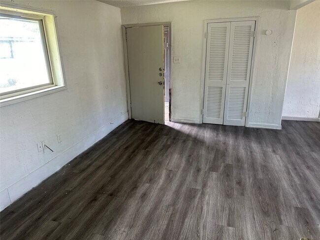 Building Photo - 5405 Suez St