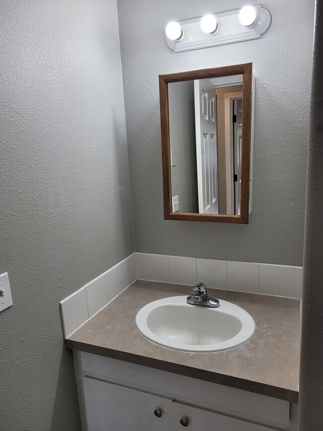 2nd Floor Bathroom - 760 cowlitz st