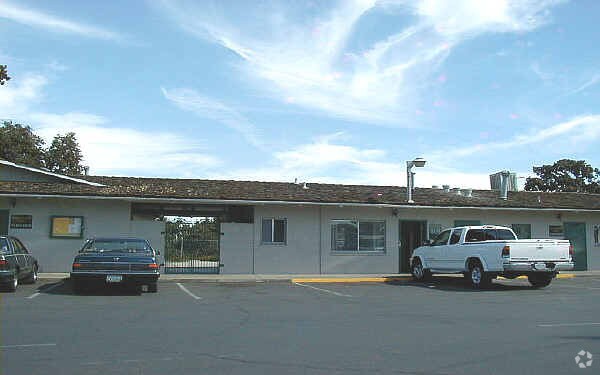 Building Photo - Pinewood Meadows