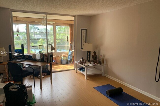 Foto del edificio - 8225 Sunrise Lakes Blvd