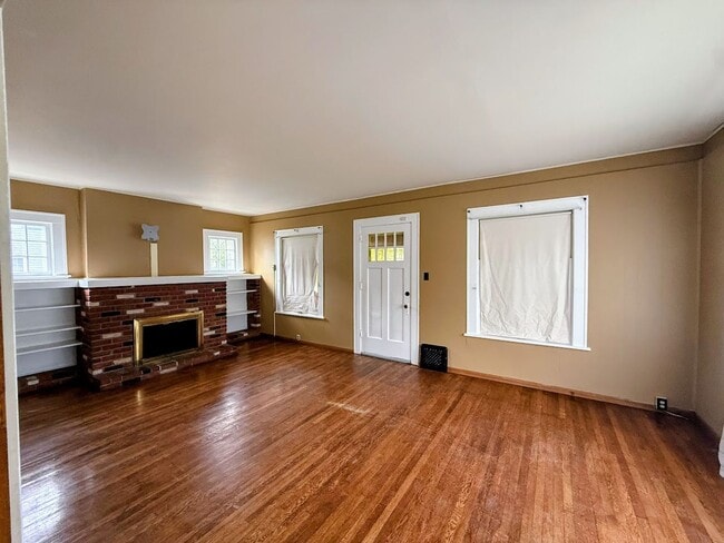 Building Photo - Three bedroom one bathroom home for rent