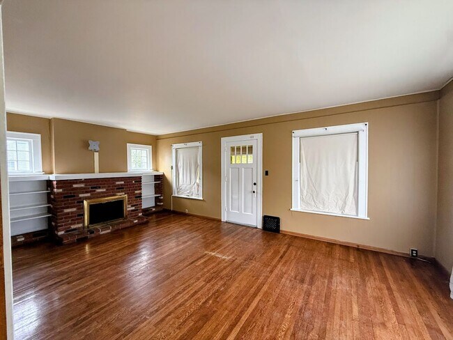 Foto del edificio - Three bedroom one bathroom home for rent
