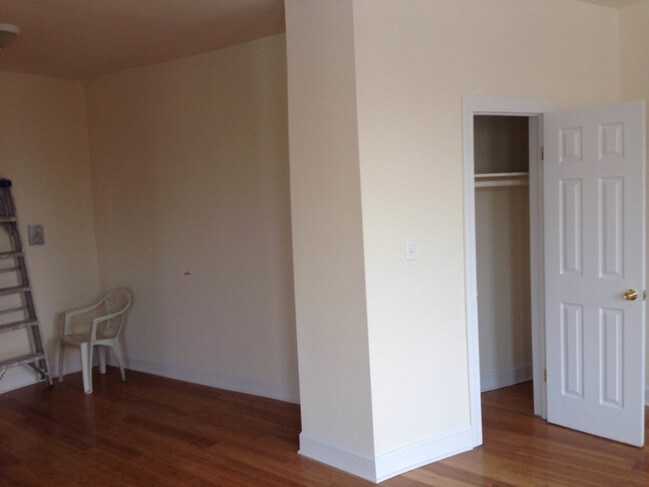 Building Photo - 910 Riverside Dr
