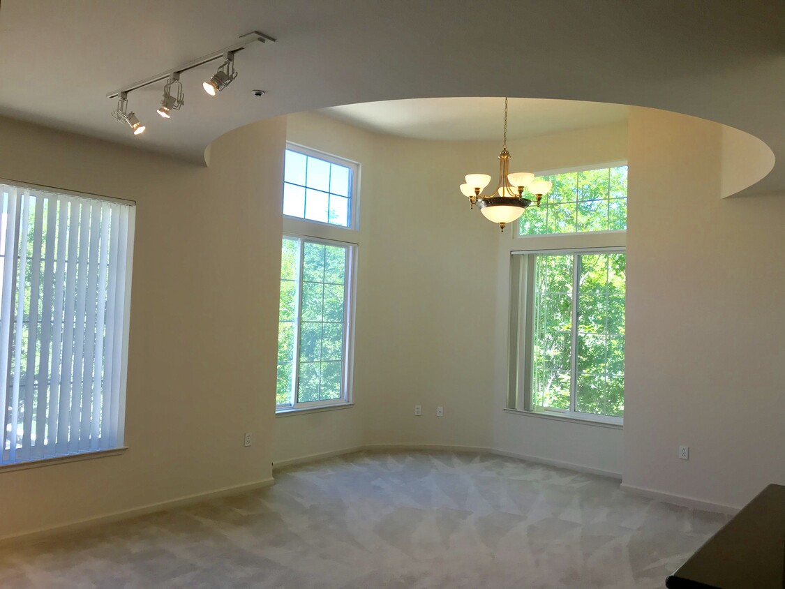 LIVING ROOM - 1550 Technology Dr