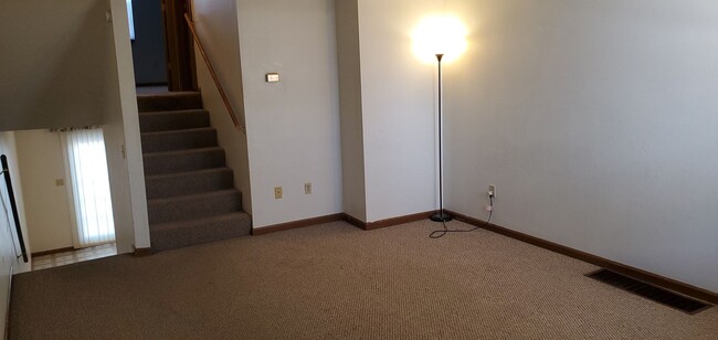 Building Photo - 3 bd, 2 ba Williamsburg condo, within walk...