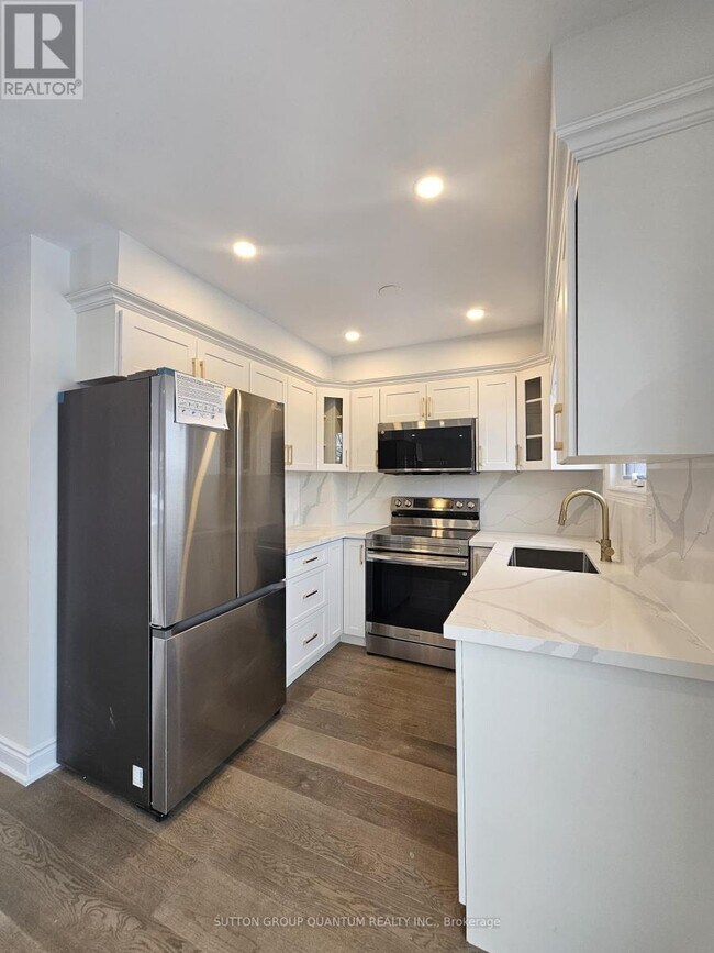 Building Photo - 2084 Hunt Crescent