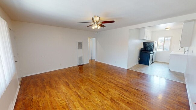 Interior Photo - 626 Kew