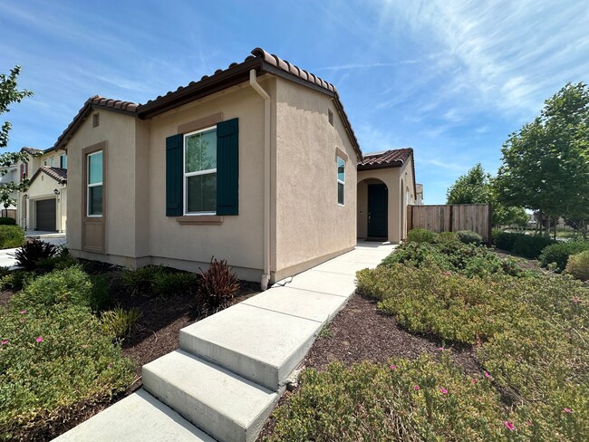 Building Photo - Stunning 4 Bedroom 3 Bathroom with SOLAR! ...