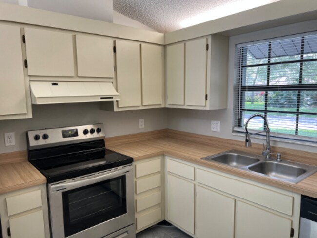 Building Photo - 1237 Silver Palm Dr