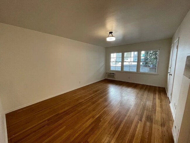 Building Photo - 1124 Glenville Dr